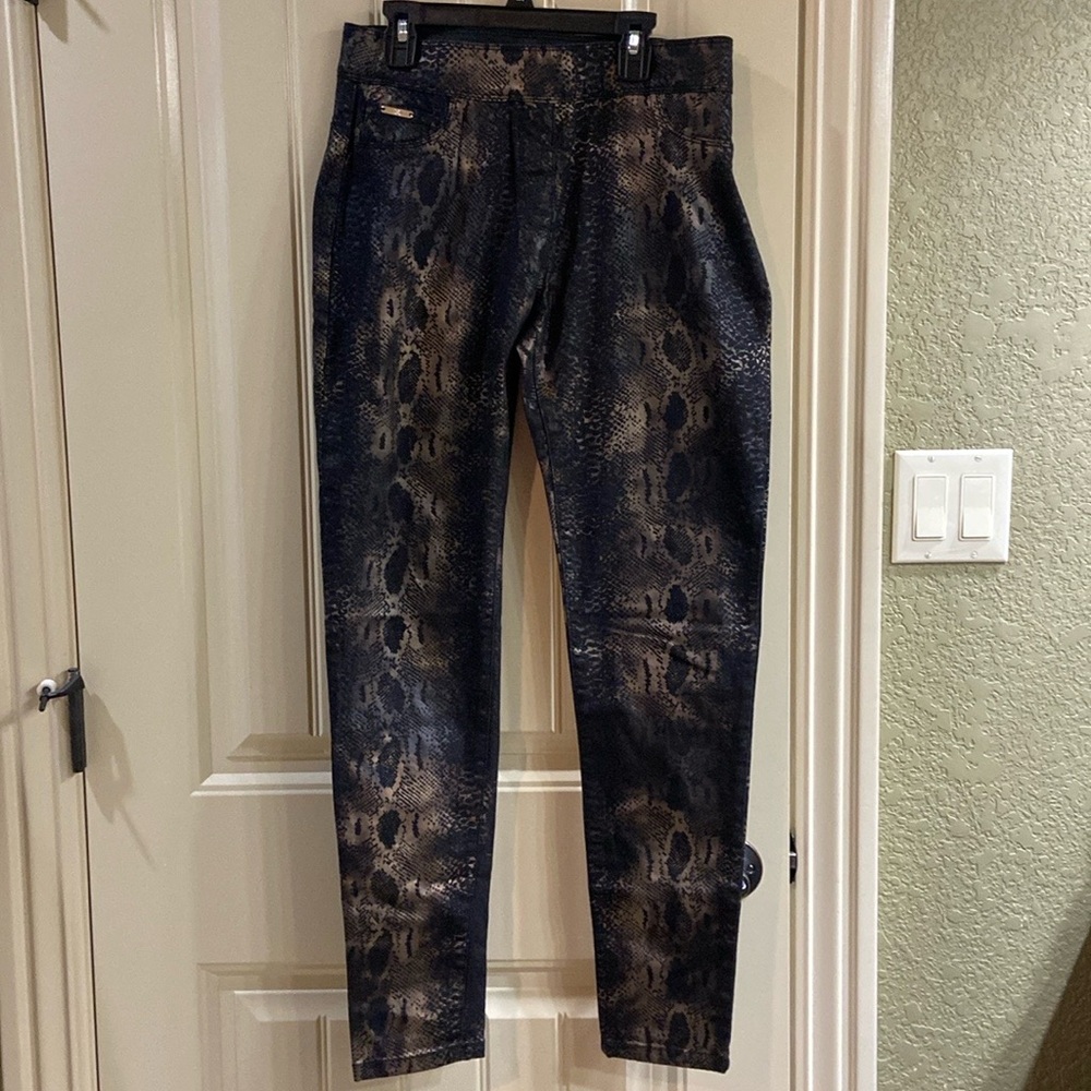 Skinny Pull On Pants by Coco + Carmen Brand. EUC!